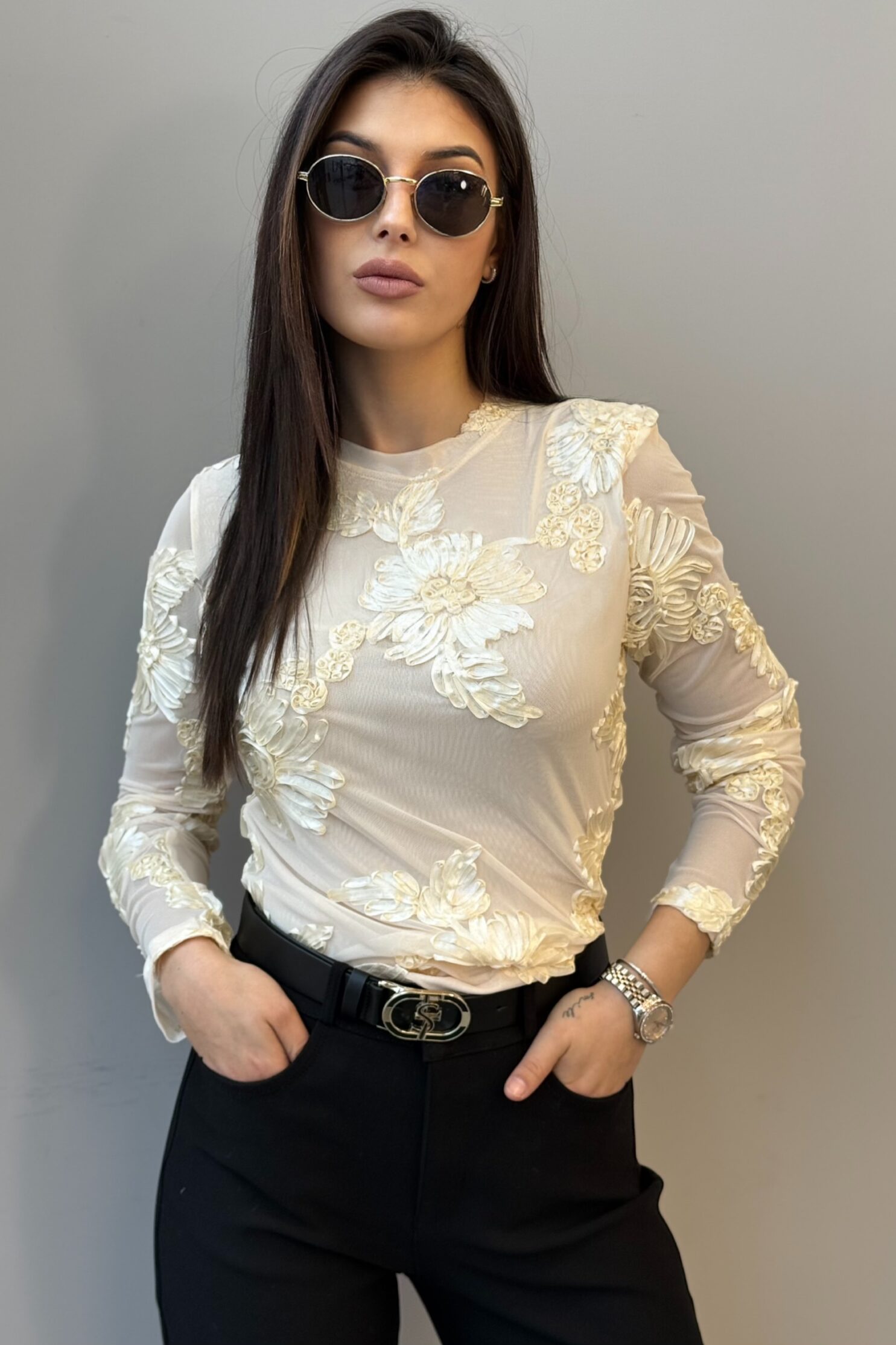 Тюлена блуза с релефни цветя
