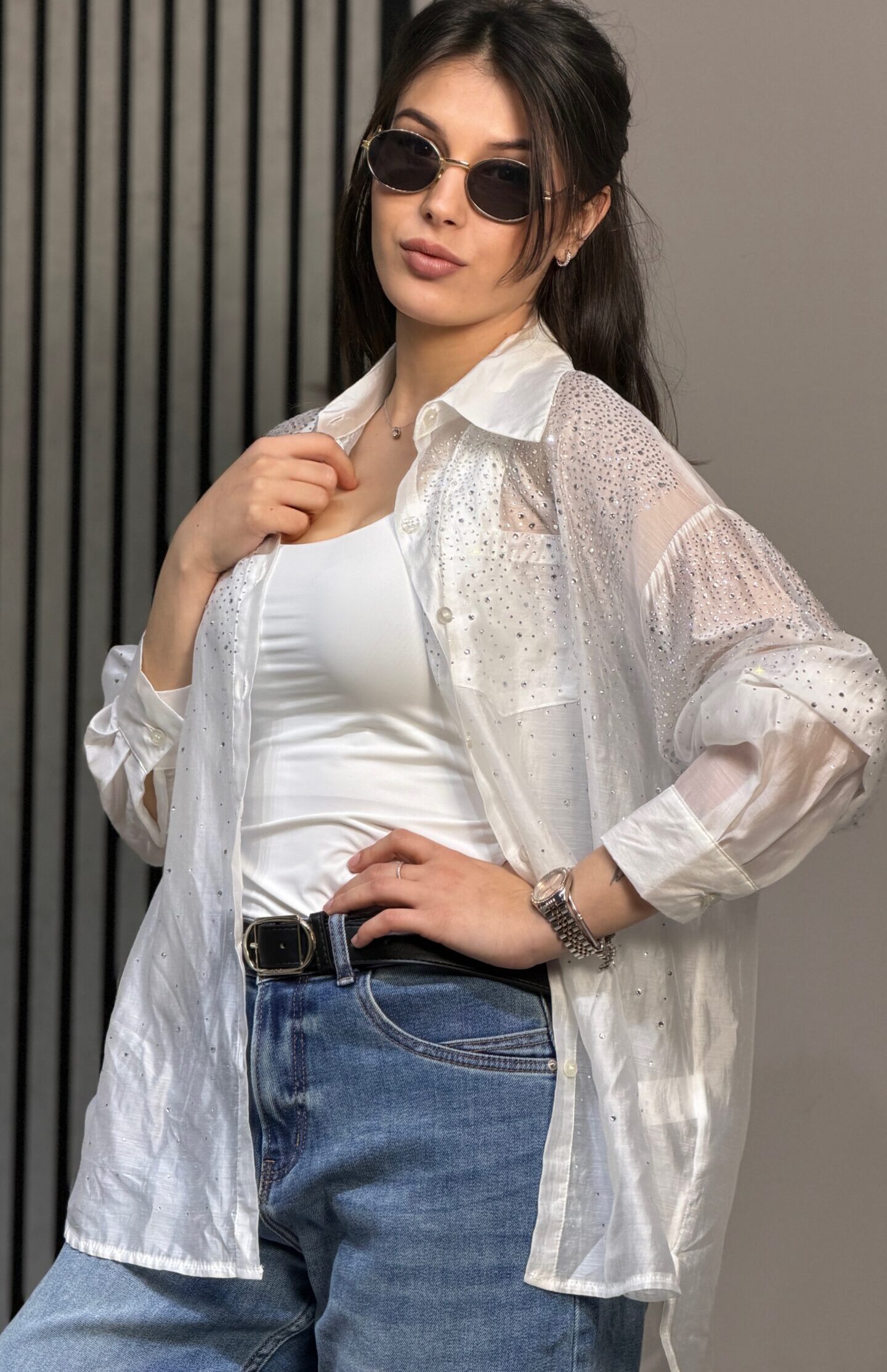 Риза обсипана с камъчета